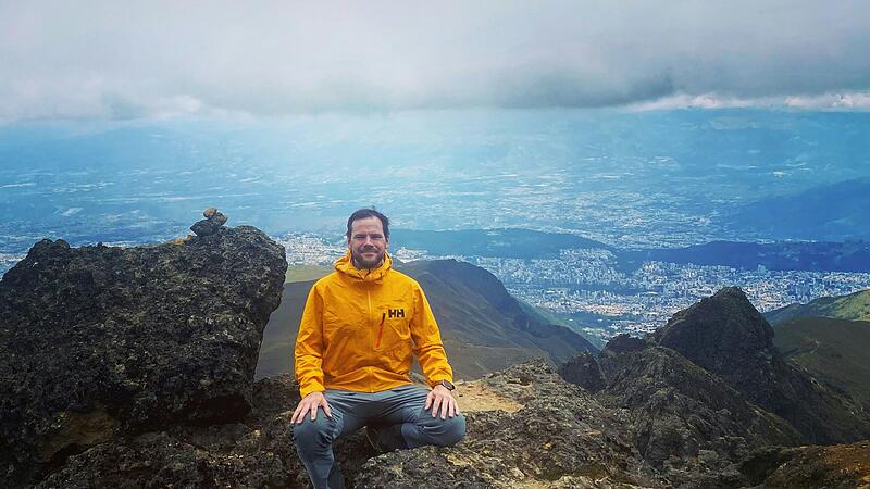 Marius Hess lebt und arbeitet seit fast zwei Jahren in Ecuador als Lehrer an der Deutschen Schule in Cumbaya bei Quito.&nbsp; Hier ist er auf dem Hausberg Quitos, dem Rucu Pinchincha, auf 4700 Metern H&ouml;he.&nbsp;&nbsp;