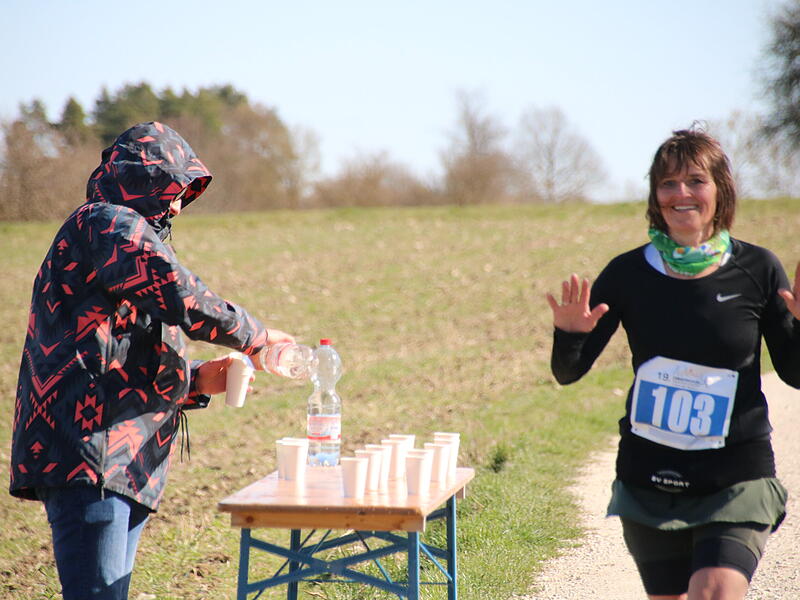 Strahlender Sonnenschein, aber nur niedrige Plusgrade erwartete die L&auml;ufer beim 19. Obermain-Marathon rund um Bad Staffelstein. Die Marathon-Strecke f&uuml;hrte wieder an den beiden Wahrzeichen der Kurstadt, dem Kloster Banz und der Basilika Vierzehnheiligen vorbei.