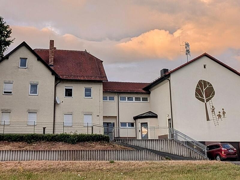 Die alte Schule in Wimmelbach wirkt idyllisch &ndash; &uuml;ber ihre Zukunft wird derzeit diskutiert.