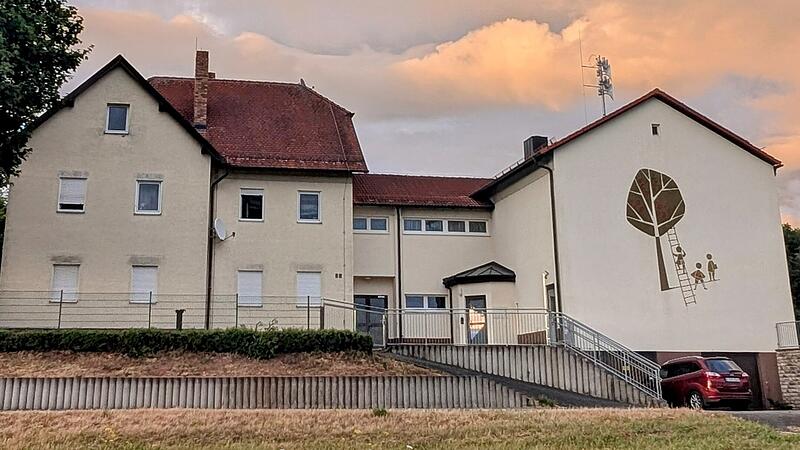 Die alte Schule in Wimmelbach wirkt idyllisch &ndash; &uuml;ber ihre Zukunft wird derzeit diskutiert.