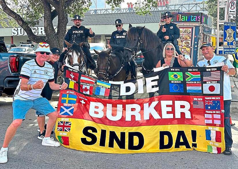 Die Burker und ihre Fahne – überall auf der Welt.Edi Kainer Die Burker und ihre Fahne – überall auf der Welt.Edi Kainer