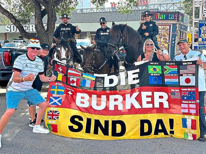 Die Burker und ihre Fahne &ndash; &uuml;berall auf der Welt.Edi Kainer