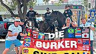 Die Burker und ihre Fahne – überall auf der Welt.Edi Kainer Die Burker und ihre Fahne – überall auf der Welt.Edi Kainer