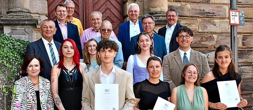 Das sind die Jahrgangsbesten der Kulmbacher PTA-Schule. Das Bild zeigt sie zusammen mit Ehreng&auml;sten, die zum Gratulieren gekommen waren.Stephan Herbert Fuchs