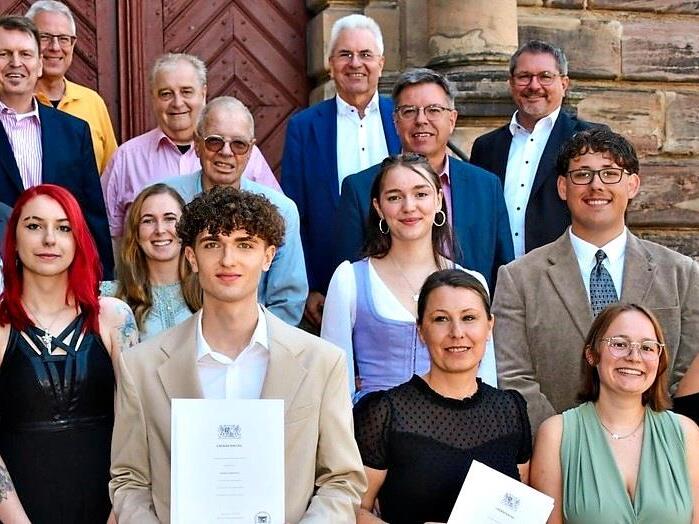 Das sind die Jahrgangsbesten der Kulmbacher PTA-Schule. Das Bild zeigt sie zusammen mit Ehreng&auml;sten, die zum Gratulieren gekommen waren.Stephan Herbert Fuchs
