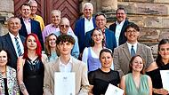 Das sind die Jahrgangsbesten der Kulmbacher PTA-Schule. Das Bild zeigt sie zusammen mit Ehreng&auml;sten, die zum Gratulieren gekommen waren.Stephan Herbert Fuchs