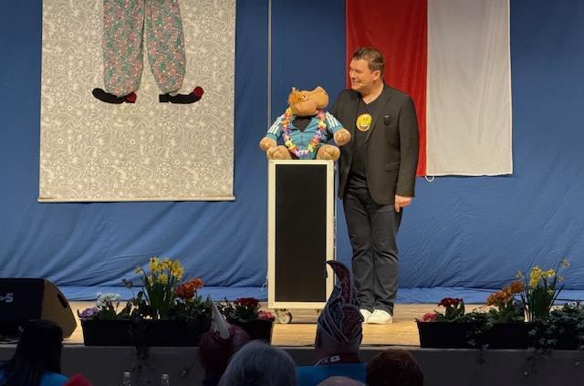 Sebastian Reich  und seiner Handpuppe Amanda brachten in Höchstadt viele Besucher zum Lachen.