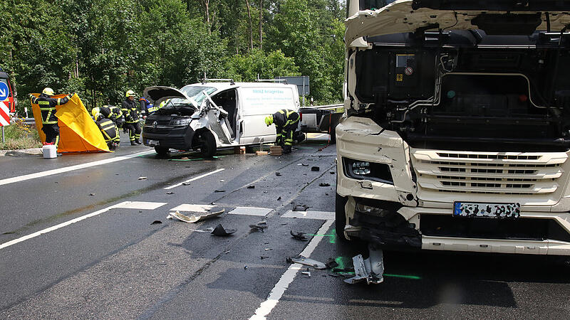 Zwei Verletzte: Schwerer Unfall auf der B303 bei Ahorn