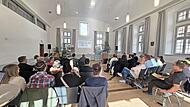 Neue Gemeinder&auml;te bei der Schulung in der Alten Synagoge Reckendorf mit dem Referenten der Hanns-Seidel-Stiftung.