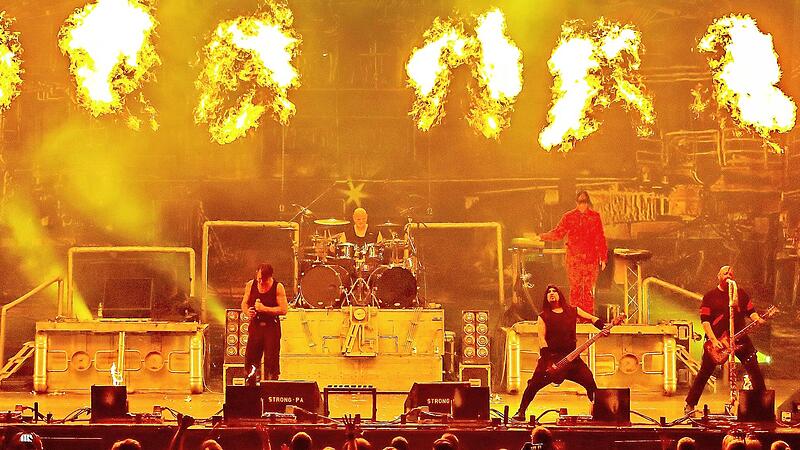 Stahlzeit liebt das Spiel mit dem Feuer. Die Veranstaltung auf Schloss Eyrichshof am 30. Juli ist nahezu ausverkauft.