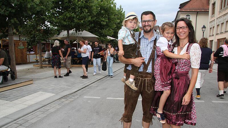 Der Familien-Sonderpreis geht an Familie Schmitt aus Kirchleus, Papa Dominik, Mama Elisabeth und die Kinder Lorenz und Emilia.