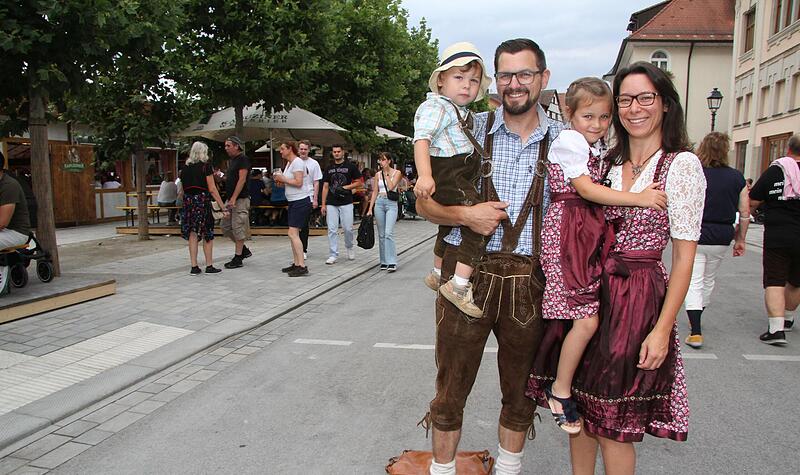 Der Familien-Sonderpreis geht an Familie Schmitt aus Kirchleus, Papa Dominik, Mama Elisabeth und die Kinder Lorenz und Emilia.