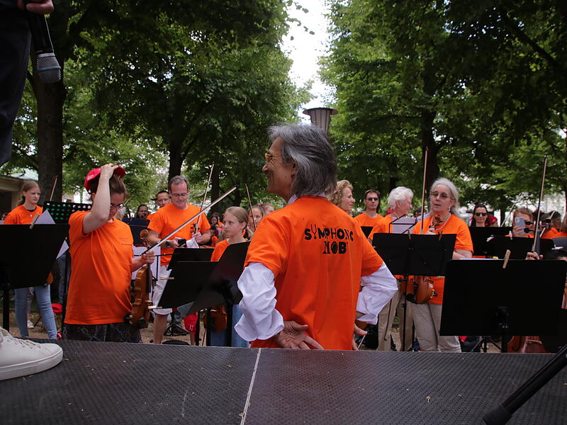 Auch f&uuml;r Gespr&auml;che mit den Teilnehmerinnen und Teilnehmern war sich Star-Dirigent Kent Nagano nicht zu schade.