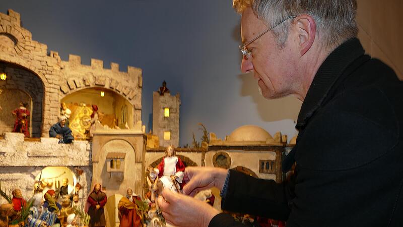 Leihgabe aus der Karmelitenkirche: Ausstellungsleiter Michael Suffa an der Szene "Einzug in Jerusalem" mit Figuren von Franz Bauer. Leihgabe aus der Karmelitenkirche: Ausstellungsleiter Michael Suffa an der Szene "Einzug in Jerusalem" mit Figuren von Franz Bauer.
