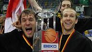 Der erste von sieben Titel, den Anton Gavel (links) in Bamberg gewann, war der Pokal im April 2010. Daneben John Goldsberry, für den Gavel während dessen Verletzung im November 2009 für vier Wochen nach Bamberger gekommen war.