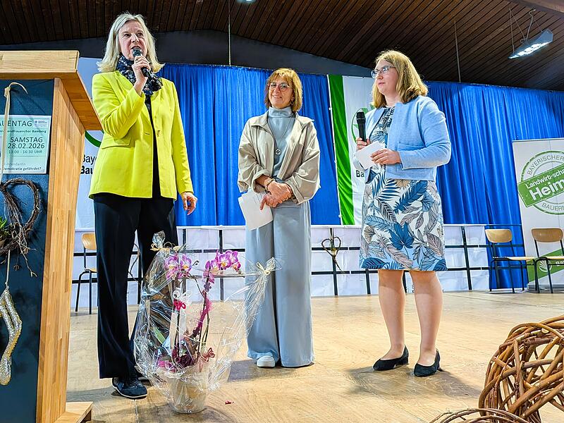 Demokratie bewahren: BR-Intendantin Katja Wildermuth, Kreisb&auml;uerin Marion Link und stellvertretende Kreisb&auml;uerin Sabine Kirchner diskutieren das Thema beim Landfrauentag 2026 in Strullendorf.