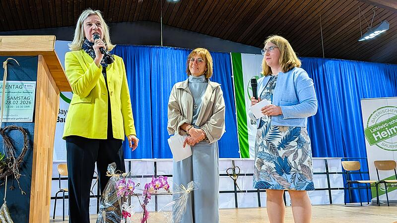 Demokratie bewahren: BR-Intendantin Katja Wildermuth, Kreisb&auml;uerin Marion Link und stellvertretende Kreisb&auml;uerin Sabine Kirchner diskutieren das Thema beim Landfrauentag 2026 in Strullendorf.