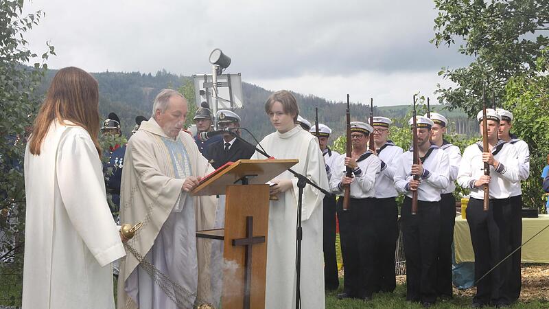 Den Festgottesdienst zelebrierte Prälat Georg Kestel. Den Festgottesdienst zelebrierte Prälat Georg Kestel.