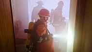 Junge Feuerwehrleute dringen bei der Übung in das künstlich verrauchte Schulhaus ein, um Personen zu retten.Forchheim & Fränkische Schweiz