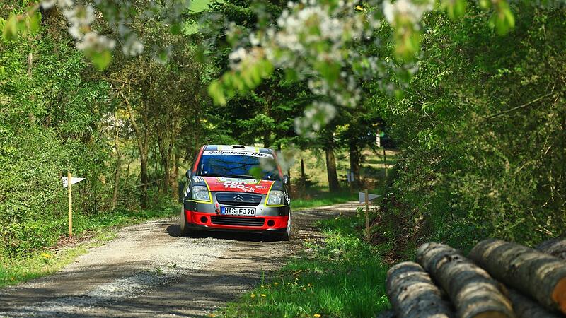 Florian Just (Burgpreppach) mit seiner Beifahrerin Maren Kohler (Bühlerzell) im Citroen C2 R2max Florian Just (Burgpreppach) mit seiner Beifahrerin Maren Kohler (Bühlerzell) im Citroen C2 R2max