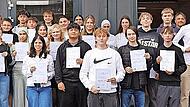 Die Absolventenklasse mit (v.l.) Bürgermeister Can Aydin, Thomas Kneitz und Schulleiter Norbert Trütschel, rechts Klassenleiterin Christine Seiler.