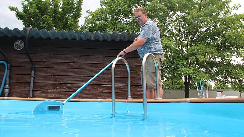 Poolbauer Enno Driemel reinigt seinen Pool. Für ihn ist Wasser eine Leidenschaft. Poolbauer Enno Driemel reinigt seinen Pool. Für ihn ist Wasser eine Leidenschaft.