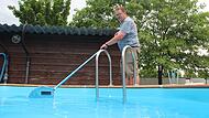 Poolbauer Enno Driemel reinigt seinen Pool. Für ihn ist Wasser eine Leidenschaft. Poolbauer Enno Driemel reinigt seinen Pool. Für ihn ist Wasser eine Leidenschaft.