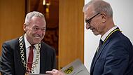 Neustadts Oberb&uuml;rgermeister Frank Rebhan (SPD; links) ehrt J&uuml;rgen Engelhardt beim Stehempfang der Stadt f&uuml;r seine Verdienste um die Gr&uuml;ntal-Gesellschaft mit der Goldenen Stadtmedaille.