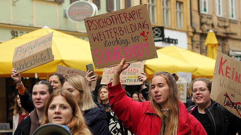 &bdquo;Looking for Sugar Daddy&ldquo; &ndash; Studierende demonstrieren in Bamberg: Weil die Finanzierung fehlt, kann sich in Deutschland derzeit kaum jemand zur klinischen Psychotherapeutin bzw. -therapeuten weiterbilden.