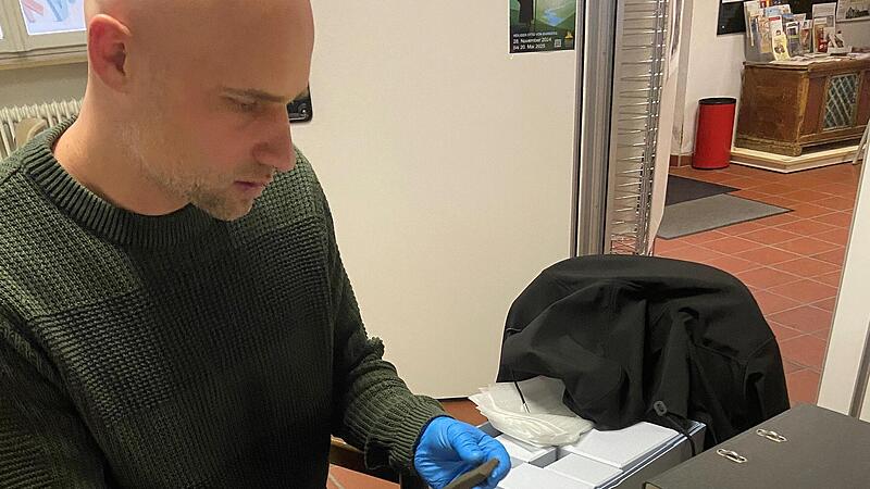 Benjamin Spies vom Museum Franken bei der Abholung des Bad Staffelsteiner Bronzebeils