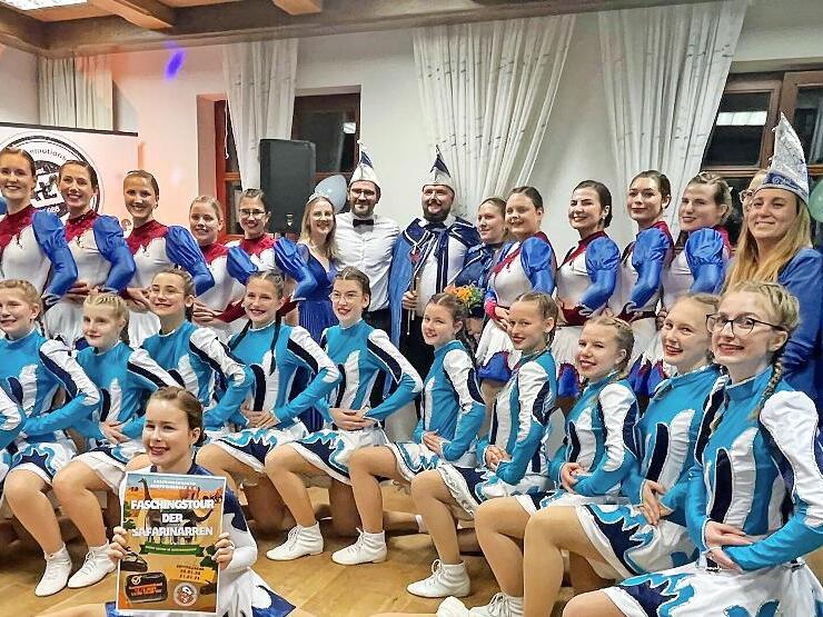 Das Team der „Faschingsnarren Rentweinsdorf“ mit der großen und kleinen Garde sowie dem Sechserrat. Das Team der „Faschingsnarren Rentweinsdorf“ mit der großen und kleinen Garde sowie dem Sechserrat.