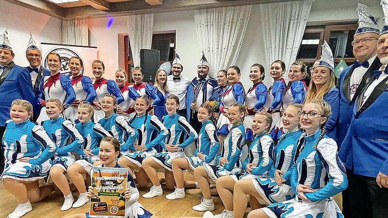 Das Team der „Faschingsnarren Rentweinsdorf“ mit der großen und kleinen Garde sowie dem Sechserrat. Das Team der „Faschingsnarren Rentweinsdorf“ mit der großen und kleinen Garde sowie dem Sechserrat.