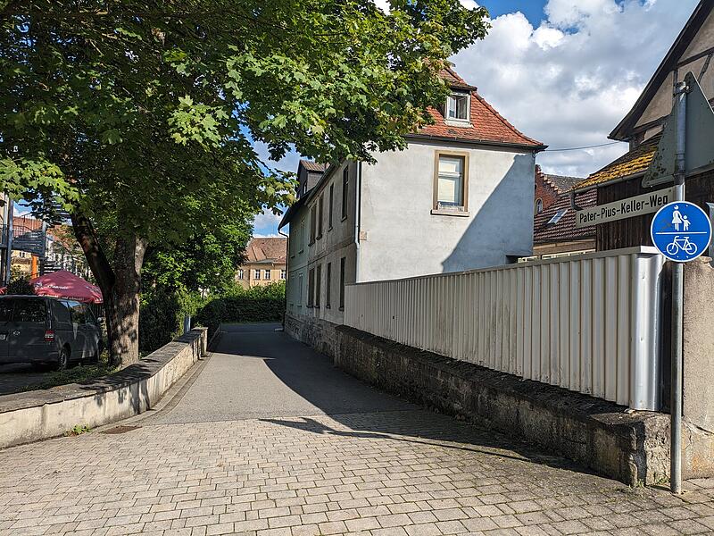 Vom Pater-Pius-Keller-Weg soll es einen Durchgang in die Stadt geben. Vom Pater-Pius-Keller-Weg soll es einen Durchgang in die Stadt geben.