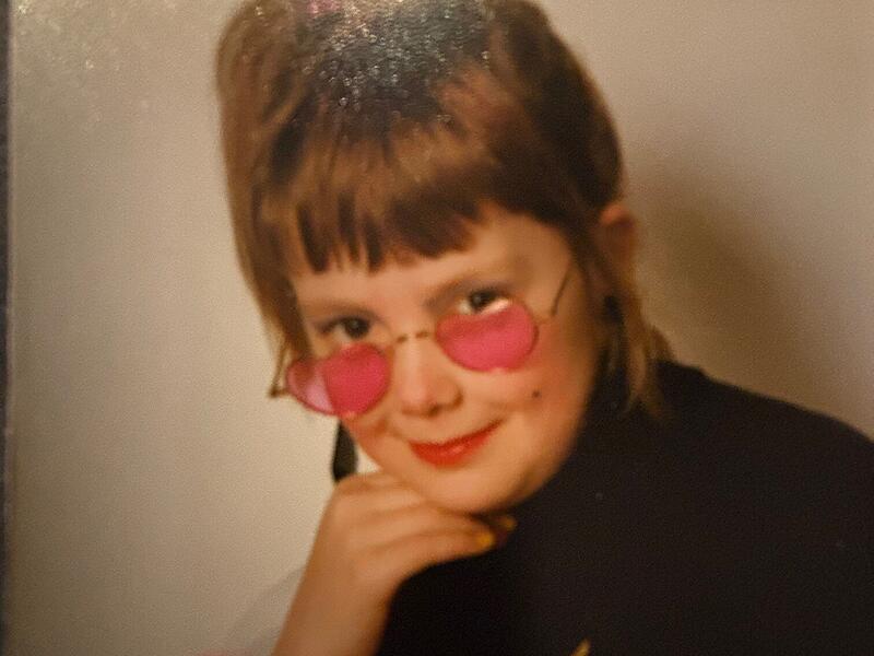 Auf dem Foto ist sie etwa elf Jahre alt. Wer ist die kleine Discoqueen?