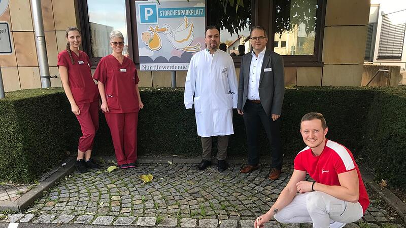 Frisch gestrichen! Mit (von links) den Hebammen Melissa Mager, Birgitta Wohner, Chefarzt Muhammad Nayef und Vorstand Oliver Zimmer freut sich Haustechniker Erik Tadler über den von ihm gestalteten „Storchenparkplatz“.