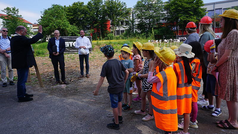 Segnung der Baustelle durch Pfarrer Gerd Greier, weiter im Bild Oberb&uuml;rgermeister Dirk Vogel und Architekt Joachim Perleth sowie die Kindergartenkinder, die zum Spatenstich passend gekleidet waren.
