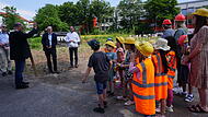 Segnung der Baustelle durch Pfarrer Gerd Greier, weiter im Bild Oberb&uuml;rgermeister Dirk Vogel und Architekt Joachim Perleth sowie die Kindergartenkinder, die zum Spatenstich passend gekleidet waren.