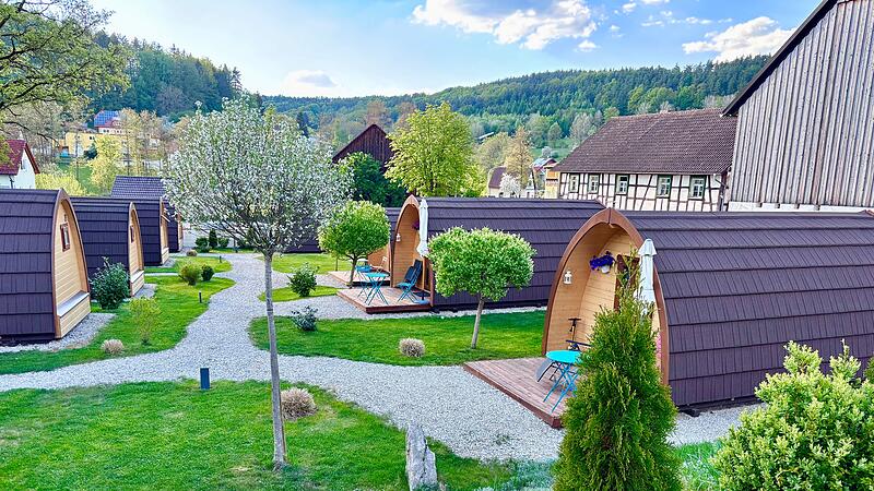 Exklusiver Rundgang: So au&szlig;ergew&ouml;hnlich kann man im Glamping-H&uuml;ttendorf in der Fr&auml;nkischen Schweiz &uuml;bernachten.