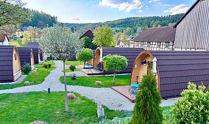 Exklusiver Rundgang: So au&szlig;ergew&ouml;hnlich kann man im Glamping-H&uuml;ttendorf in der Fr&auml;nkischen Schweiz &uuml;bernachten.