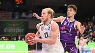 Bambergs Topscorer Trey Woodbury zieht an Zach Ensminger zum Korb. Der in Bamberg aufgewachsene Göttinger machte am Ende von der Freiwurflinie den Deckel für sein Team drauf.