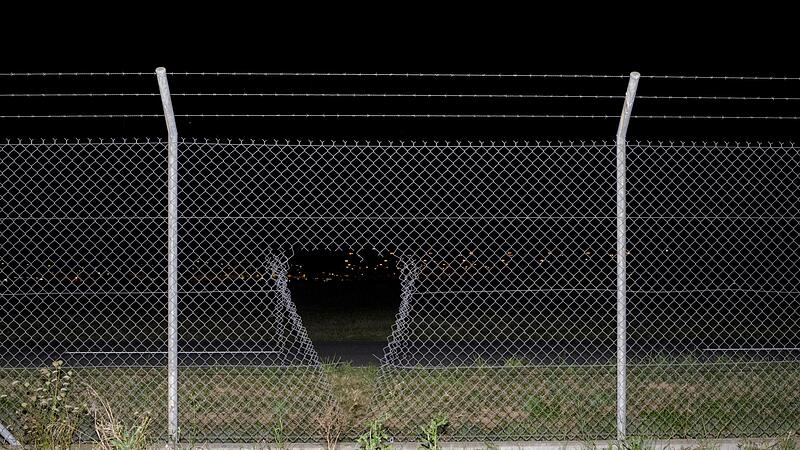 Klimaaktivisten protestieren am Flughafen Leipzig/ Halle