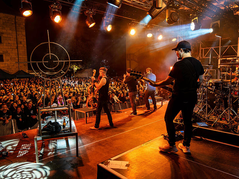 Die Band "Letzte Instanz" rockte beim Schlosshof Festival 2025 in Höchstadt.