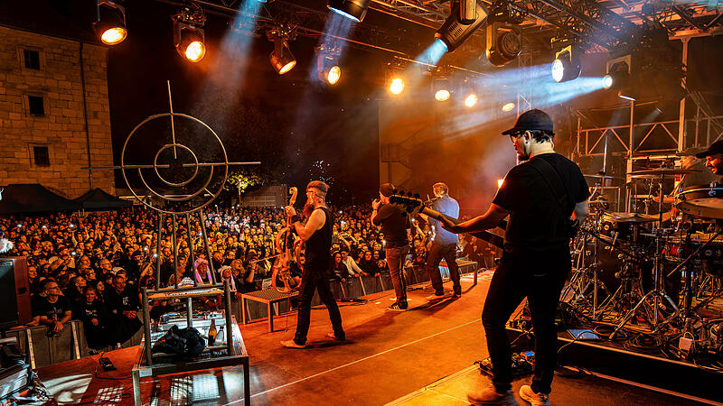 Die Band "Letzte Instanz" rockte beim Schlosshof Festival 2025 in H&ouml;chstadt.