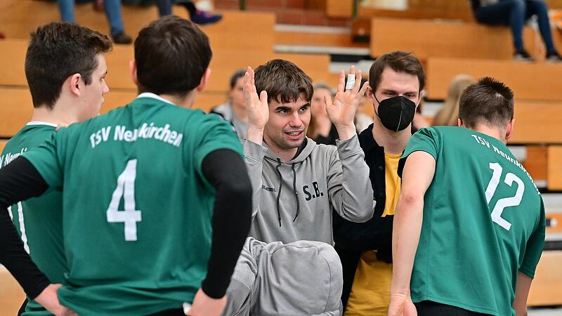 Spielertrainer Sebastian Bosch (in Grau) k&ouml;nnte mit dem TSV Neunkirchen in die Regionalliga aufsteigen.Forchheim & Fr&auml;nkische Schweiz