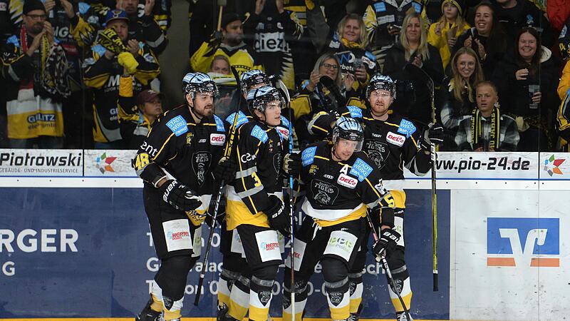 Die Bayreuther Zweitliga-Eishockeyspieler durften den ersten Saisonsieg feiern.