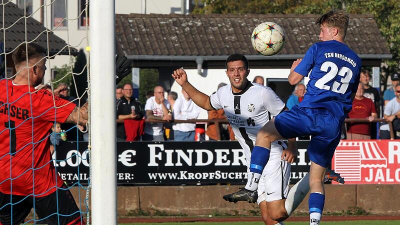 Leichtes Spiel f&uuml;r Pascal Herbst (in wei&szlig;): Nach 37 Minuten besorgte der Torj&auml;ger des TSV Schammelsdorf mit einem Kopfballtreffer die 1:0-F&uuml;hrung gegen den TSV Hirschaid. Am Ende setzte sich Schammelsdorf im Bezirksliga-Topspiel mit 2:0 durch.