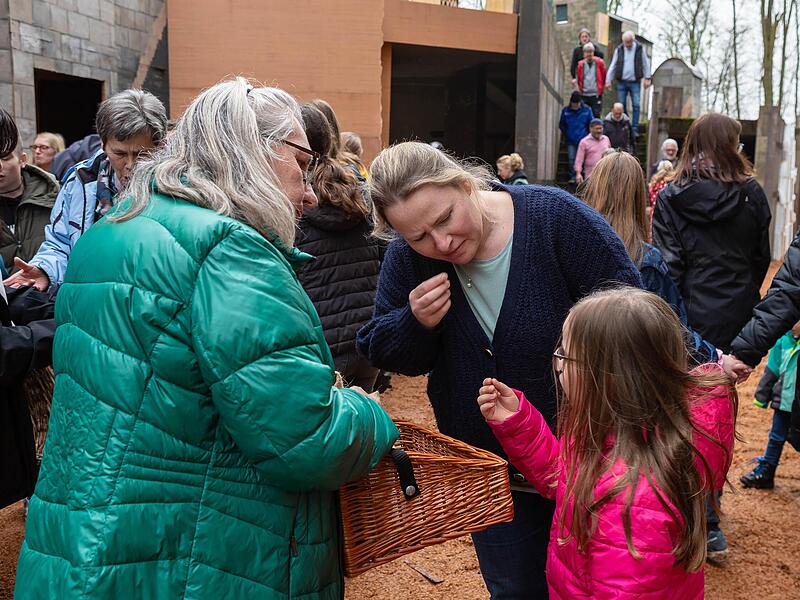 Sandra und Anna Garbe (rechts) in der H&auml;ndlerszene