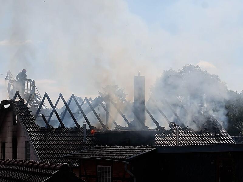 Explosion rei&szlig;t Bewohner aus dem Schlaf: Mehrfamilienhaus in Flammen - Person schwer verletzt