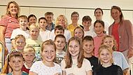 Preisübergabe (hinten von links): Ernährungsfachfrau Julia Spörlein, Lehrerin Nadia Doppelt, Landwirt Norbert Rehe, Kreisbäuerin Marion Warmuth, Lehrerin Carina Morgenroth und Schulleiterin Heike Witzgall hinter der freudigen Kinderschar.