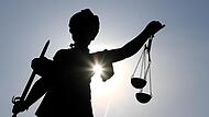 Wegen mehrfachen Diebstahls und Hehlerei, Trunkenheit am Steuer und Widerstands gegen Polizeibeamte musste sich ein 44-Jähriger in Bad Kissingen vor dem Amtsgericht verantworten. Wegen mehrfachen Diebstahls und Hehlerei, Trunkenheit am Steuer und Widerstands gegen Polizeibeamte musste sich ein 44-Jähriger in Bad Kissingen vor dem Amtsgericht verantworten.